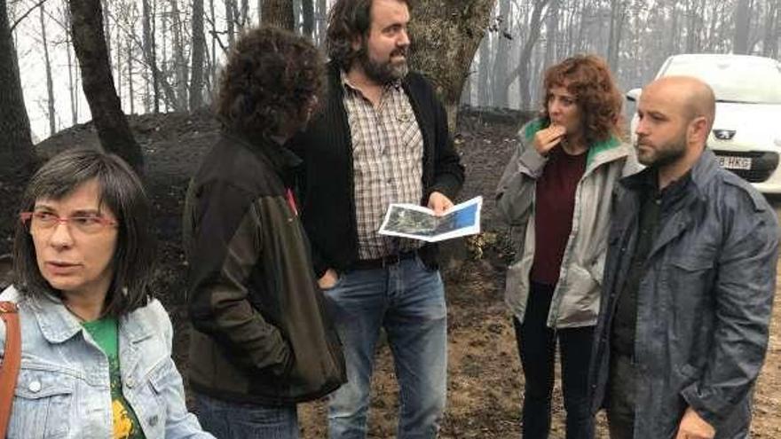 Villares (d.) con Rubén Pérez y la diputada Alexandra Fernández ayer en el Monte Alba. // FdV