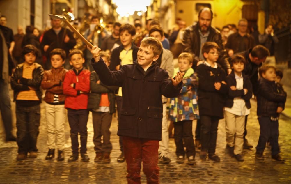 Los representantes de las 28 filaes recorren el centro de la ciudad para anunciar la llegada de los Moros y Cristianos ante miles de personas