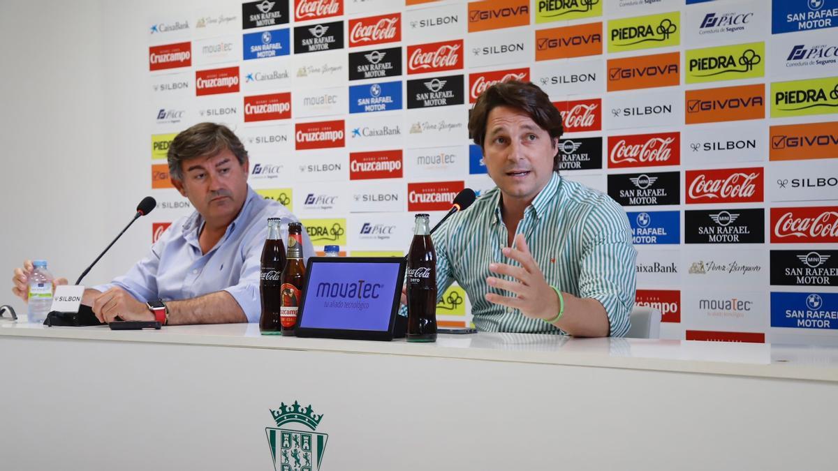 Adrián Fernández-Romero junto a Javier González Calvo en su despedida.