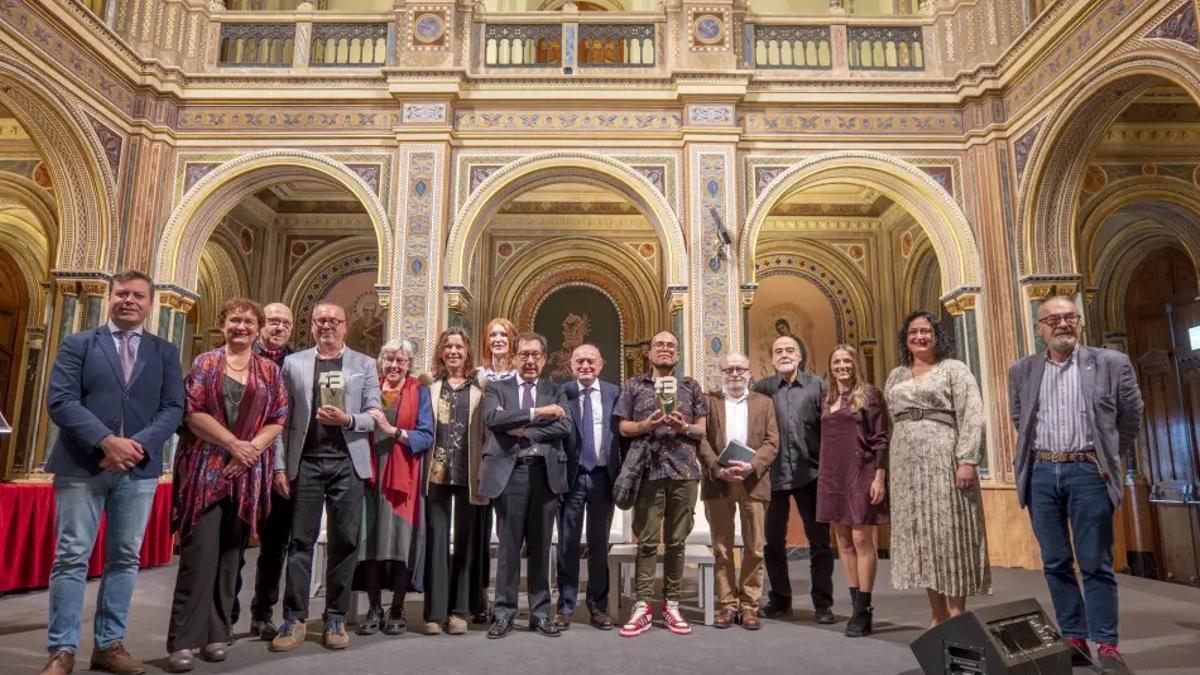 Los ganadores de los Premios Francisco Brines, con los asistentes al acto.