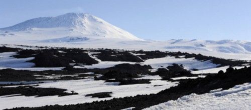El volcán Erebus, en la Antártida y con 3.784 metros de altura, ofrece una imagen única por el contraste de lava y nieve