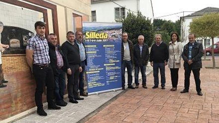 La comisión de fiestas, junto al alcalde Manuel Cuiña y la edil de Cultura, Ana Luisa González Costa.