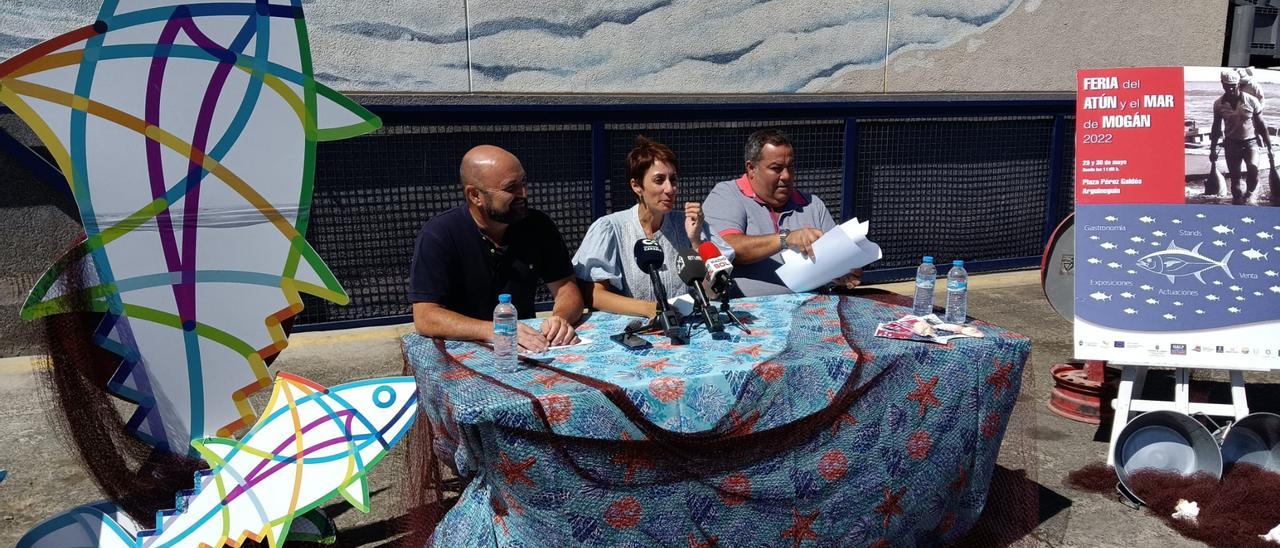El consejero de Turismo, Carlos Álamo, la alcaldesa de Mogán, Onalia Bueno, y el edil de Pesca, Víctor Gutiérrez, durante la presentación de la feria del atún.