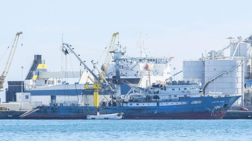 Costado de estribor del “Albacora Caribe”, amarrado ayer en el puerto de Las Palmas. |   // JOSÉ CARLOS GUERRA