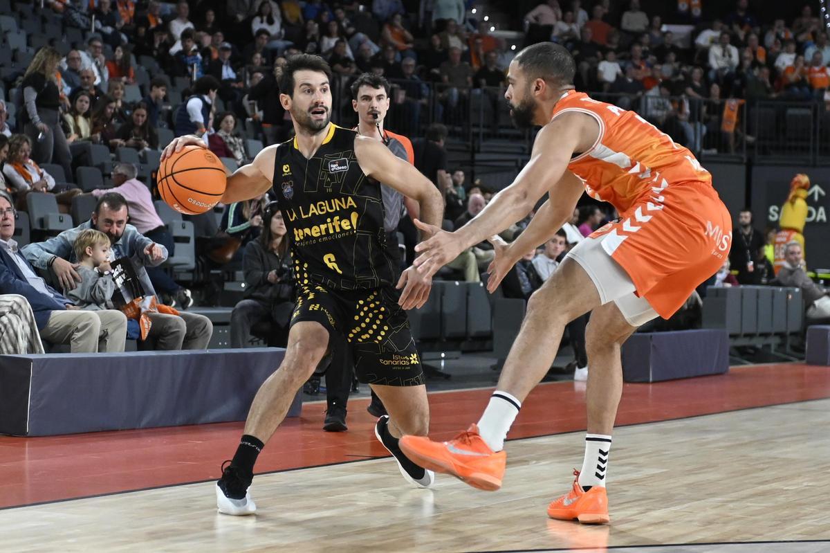 Fitipaldo busca el pase ante Thompson.