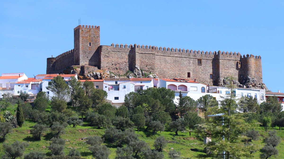 El imponente castillo de Segura de León, fortaleza medieval que corona el pueblo y forma parte del paisaje histórico más emblemático de la Sierra Suroeste