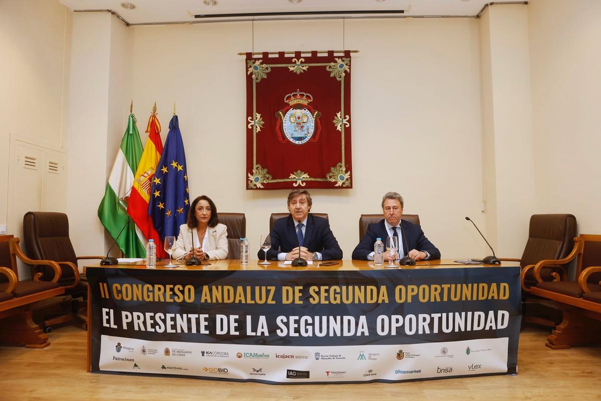 De izquierda a derecha: Ana Carrasco Martínez, Óscar Fernández León y Fernando Azcona