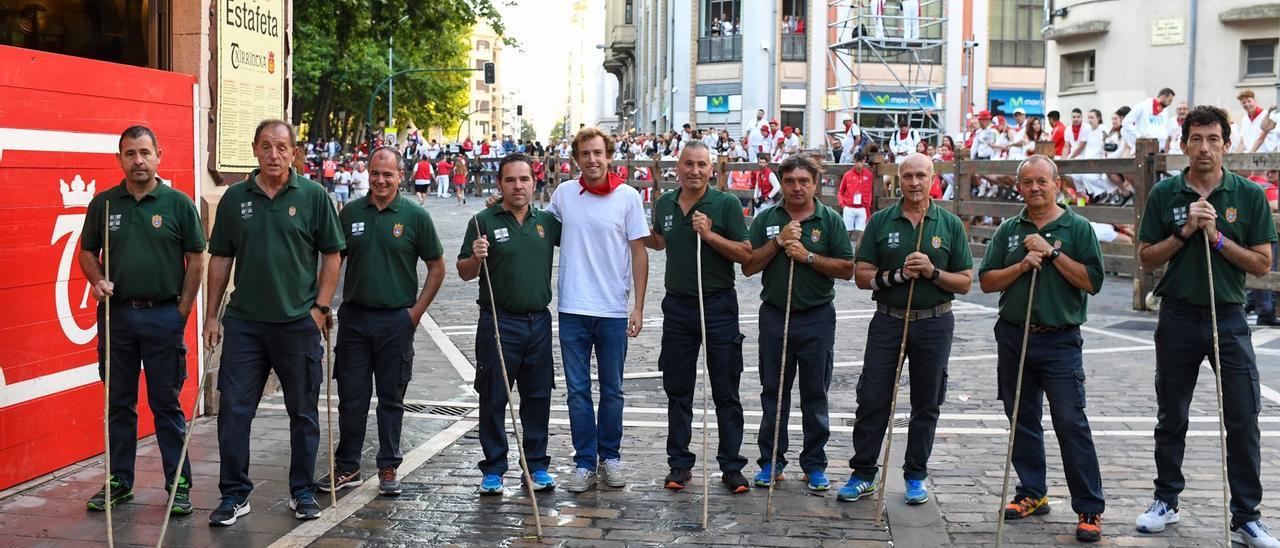 El torero valenciano, junto a los pastores, antes del encierro de Cebada Gago el año pasado.