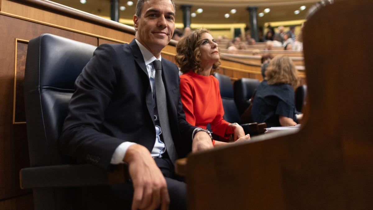 El presidente del Gobierno, Pedro Sánchez y la vicepresidenta primera y ministra de Hacienda, María Jesús Montero, durante una sesión de control al Gobierno este miércoles.