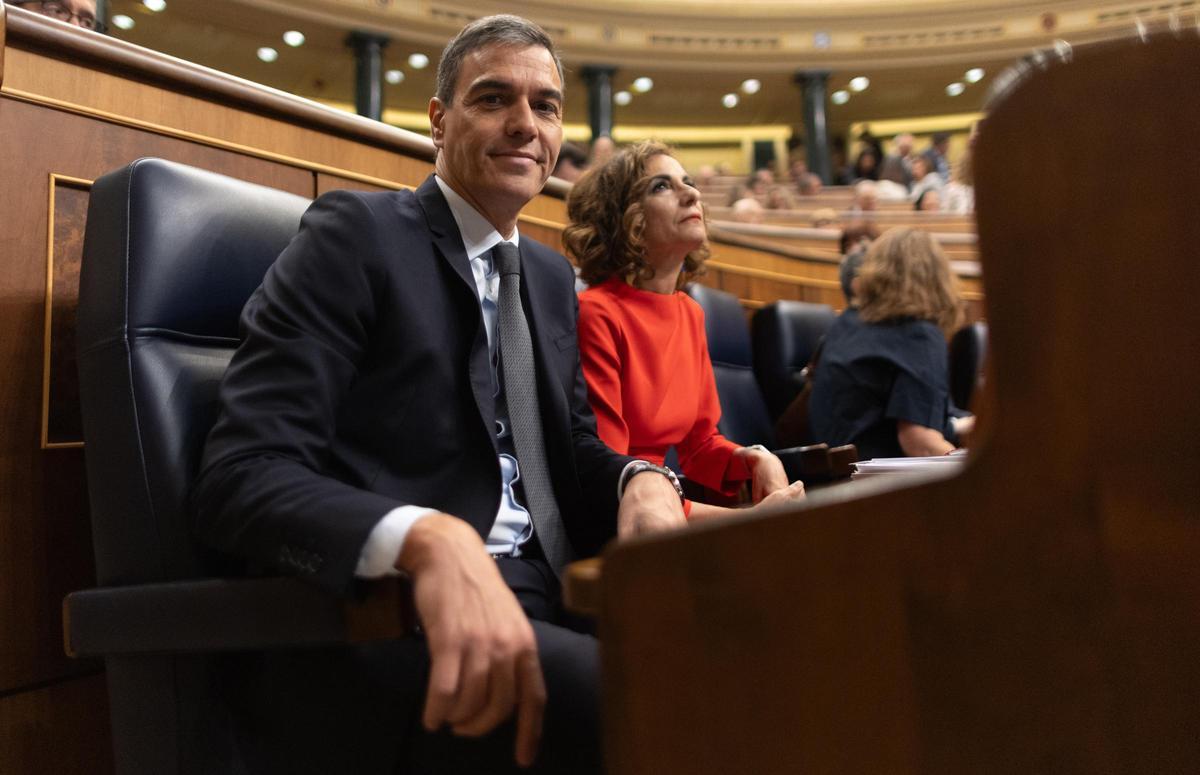 El presidente del Gobierno, Pedro Sánchez y la vicepresidenta primera y ministra de Hacienda, María Jesús Montero, durante una sesión de control al Gobierno este miércoles.