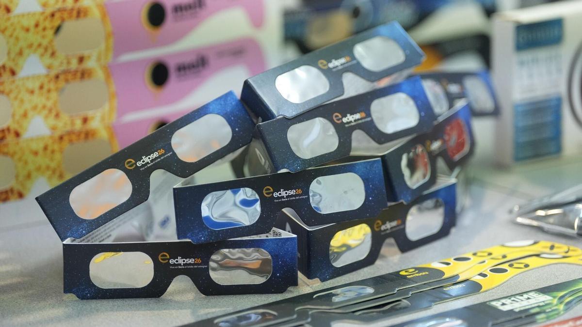 Gafas homologadas para el eclipse en una tienda.