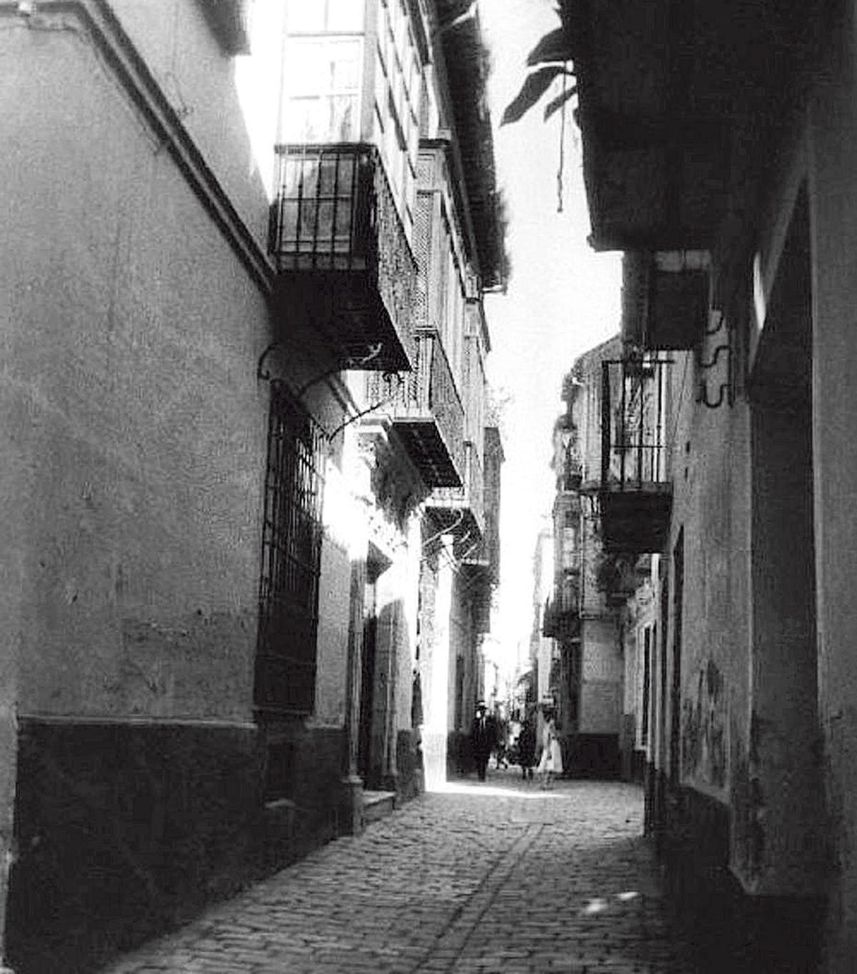 Calle Beatas, con el convento en primer plano.