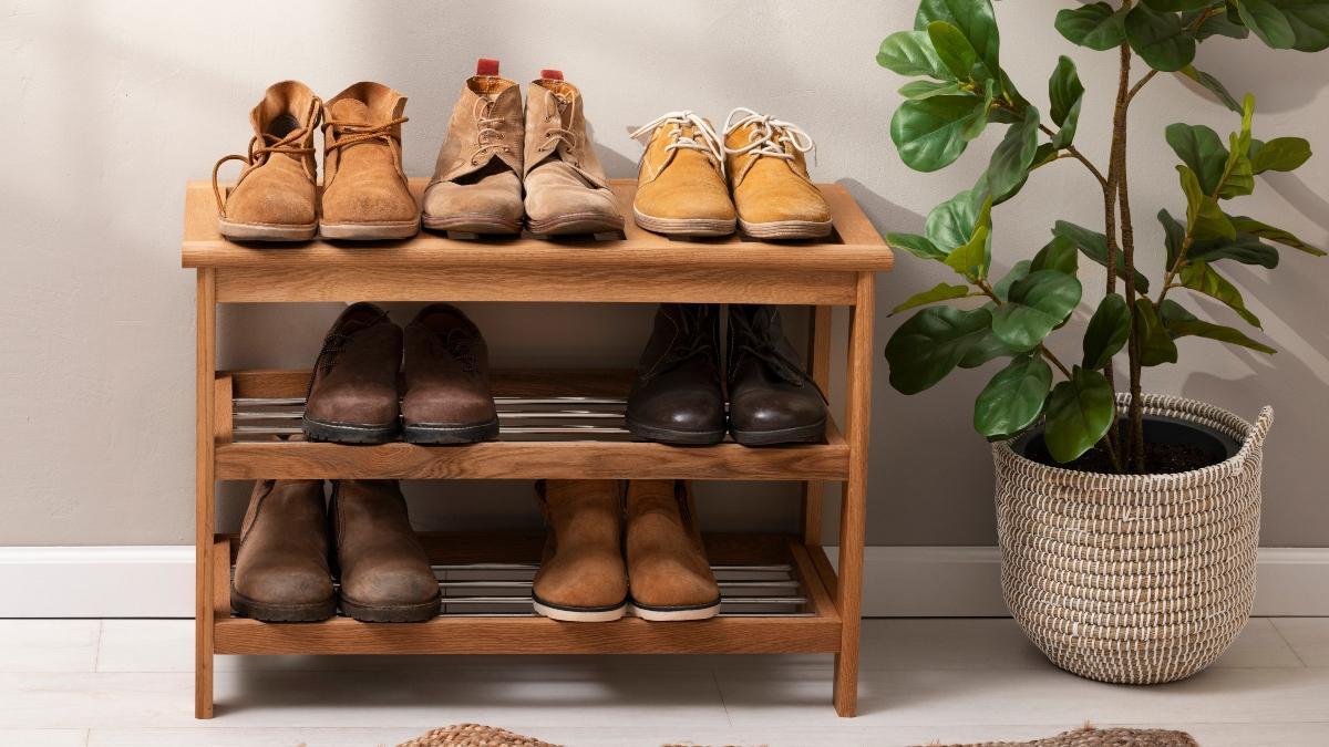 Diferentes tipos de calzado en un estante usado como zapatero