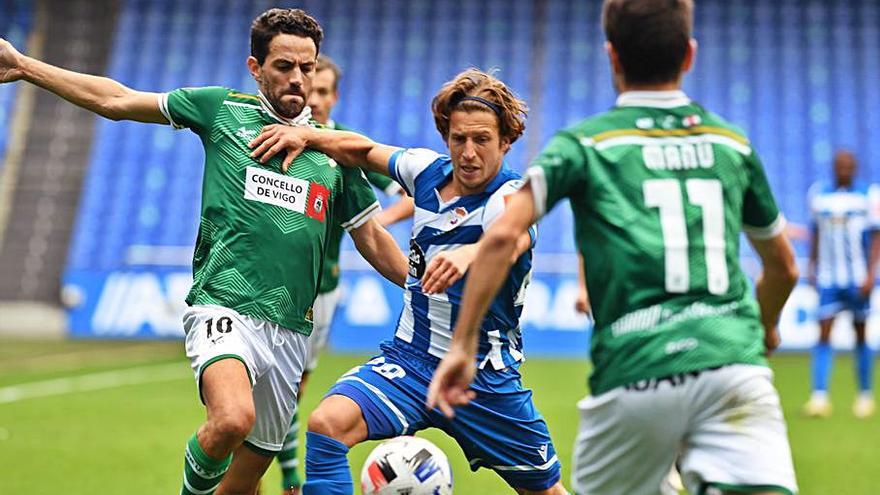 Keko pugna con un rival en el partido ante el Coruxo. |  // C. PARDELLAS