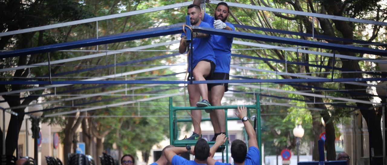 Montaje de una céntrica barraca en las Hogueras de 2019 en Alicante