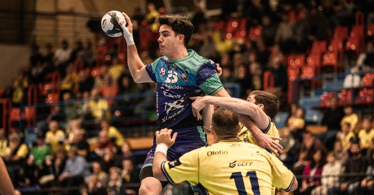 Dani Serrano busca un pase en el encuentro disputado por el Cajasol Ángel Ximénez en la cancha del Bidasoa Irún.