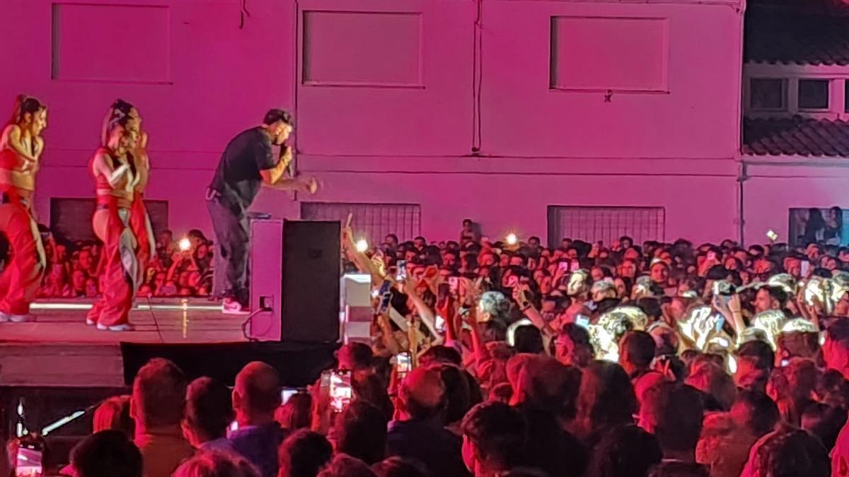 Omar Montes durante su concierto en el parque de Andalucía, en 'Cañeteando'