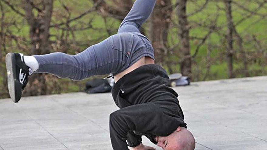 El bailarín brasileño Dala Bandera, haciendo break dance en el parque fluvial de Viesques. | M. L. 