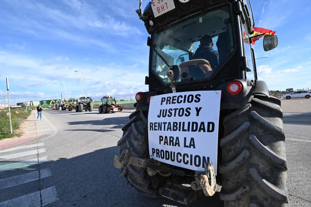 Así ha sido la salida de la tractorada desde Elche