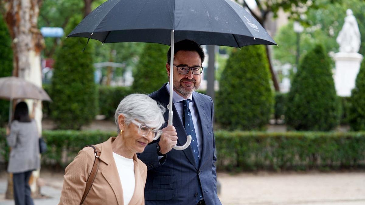 David Madí a su llegada a la Audiencia Nacional esta mañana junto a su abogada.