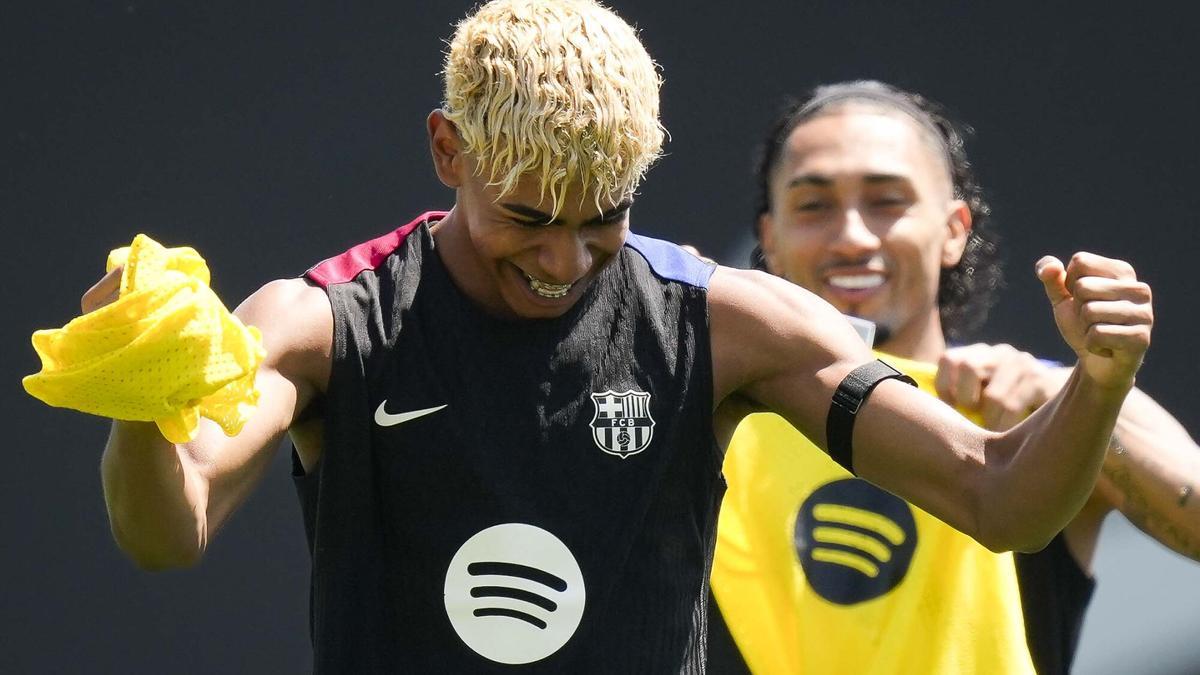 Los jugadores del FC Barcelona Lamine Yamal y Raphinha durante el entrenamiento de este sábado en la Ciutat Esportiva en Sant Joan Despí.