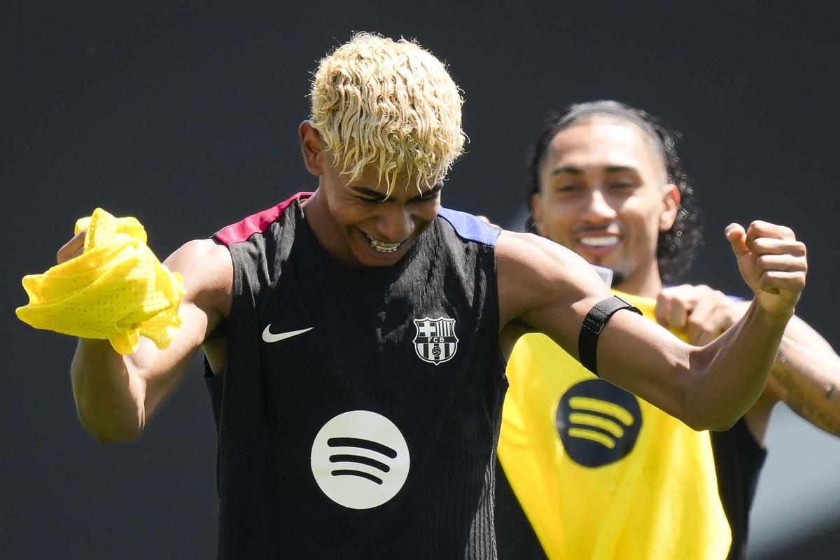 Los jugadores del FC Barcelona Lamine Yamal y Raphinha durante el entrenamiento de este sábado en la Ciutat Esportiva en Sant Joan Despí.