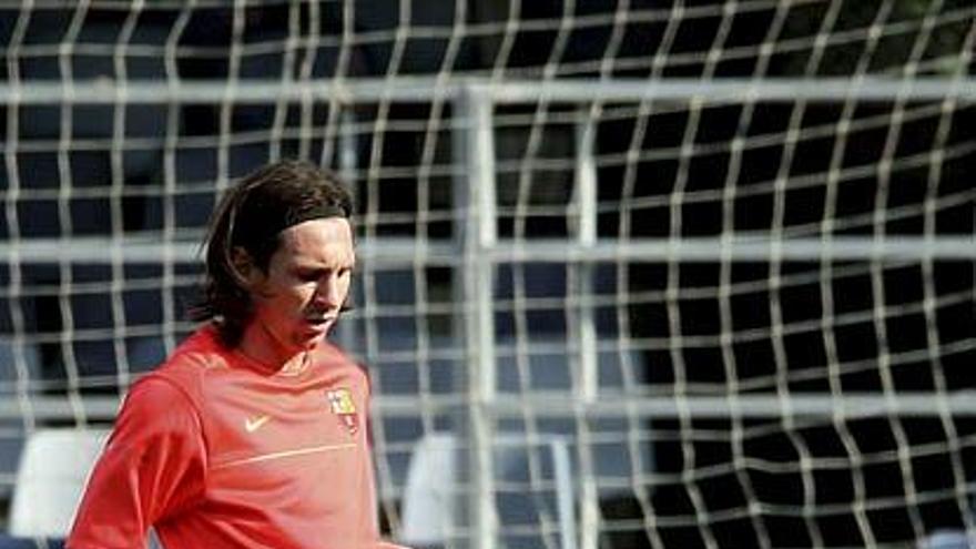 El delantero argentino del F.C.Barcelona Leo Messi durante el entrenamiento que han efectuado hoy en el Miniestadi tras su regreso de la concentración de pretemporada celebrada en Escocia.