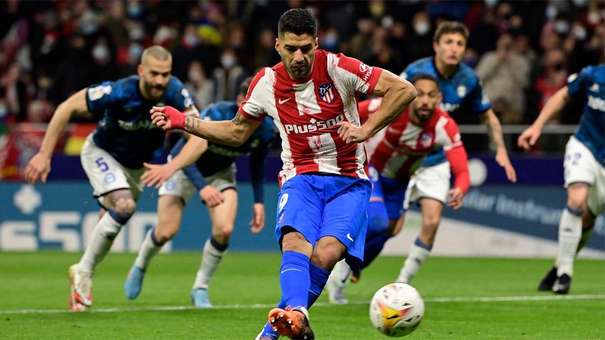 Luis Suárez transforma un penalti con el Atlético de Madrid