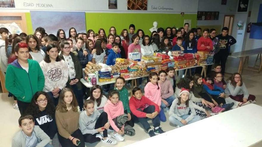 Los participantes, junto a los alimentos recaudados durante la fiesta. // FdV