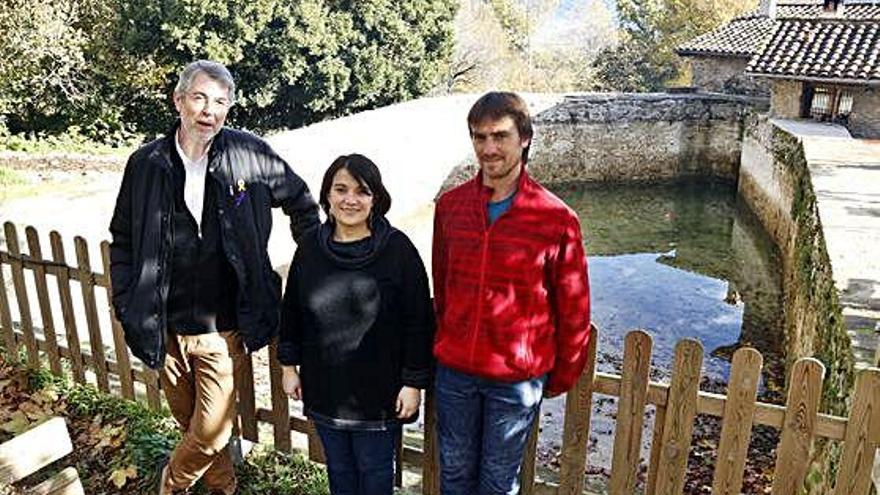 D&#039;esquerra a dreta, Jesús Gutiérrez, Laura Canalias i Miquel Vila, davant la bassa del molí.