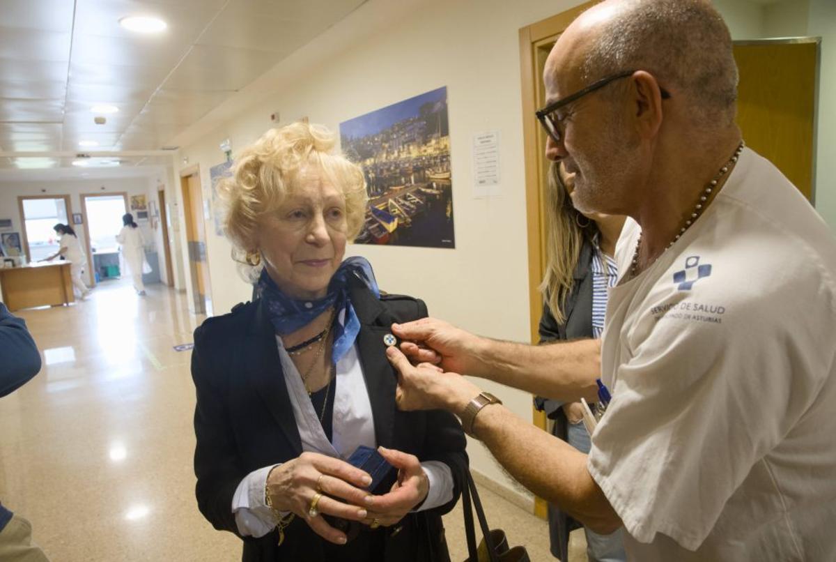 Miguel Rodríguez condecora a Carmen González.