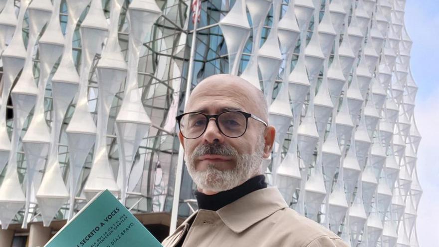 Santiago Díaz-Bravo se sumerge en la metaescritura en ‘Un secreto a voces’