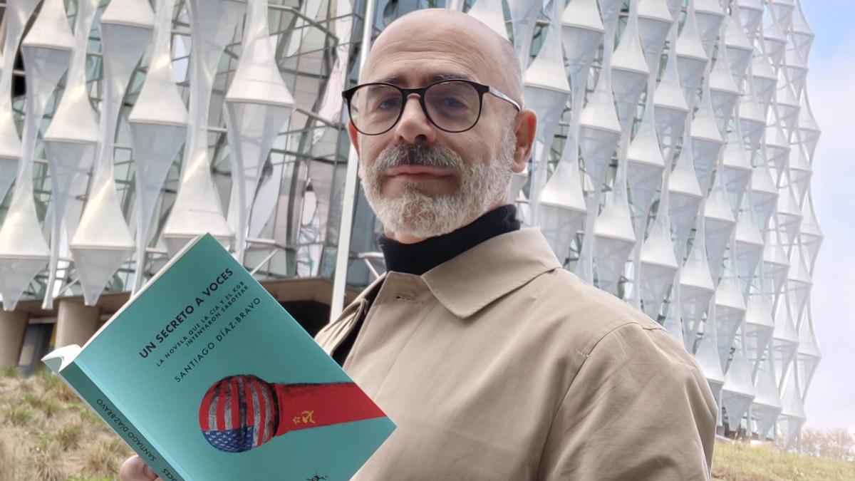 Santiago Díaz-Bravo en Londres con su libro.