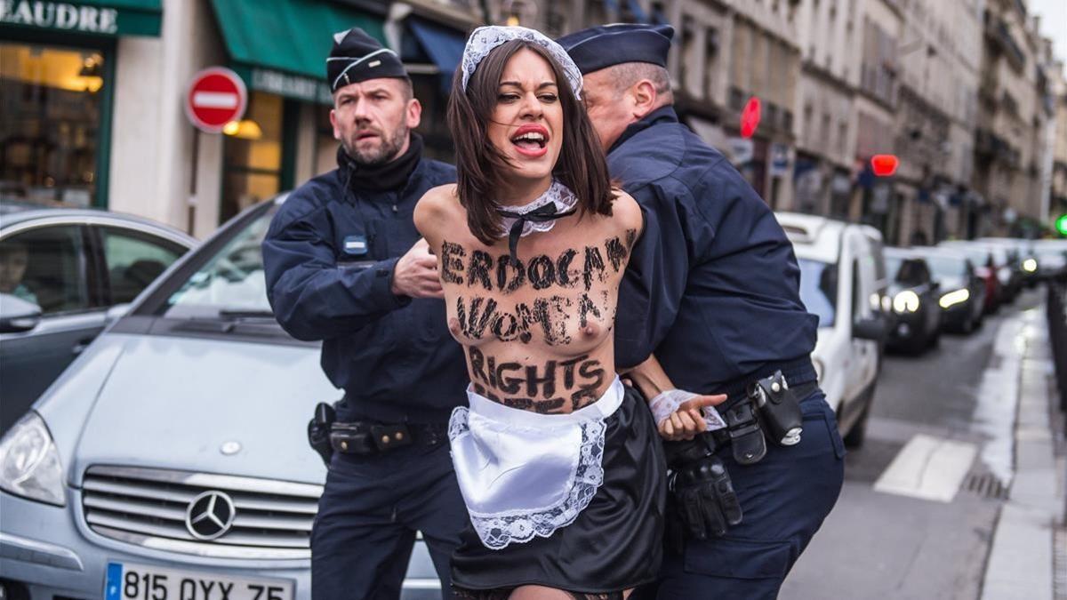 Protesta de Femen en París por la visita de Erdogan