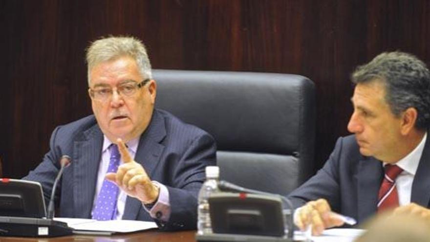 José Miguel Bravo de Laguna (izquierda), durante su intervención en el pleno del Cabildo. i ANDRÉS CRUZ