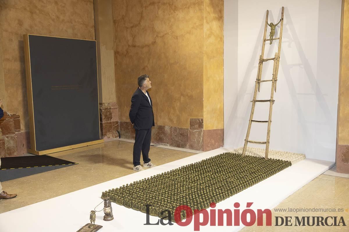Así es la exposición 'Los Asomados' de Lidó Rico, que llega a Caravaca en su Año Jubilar