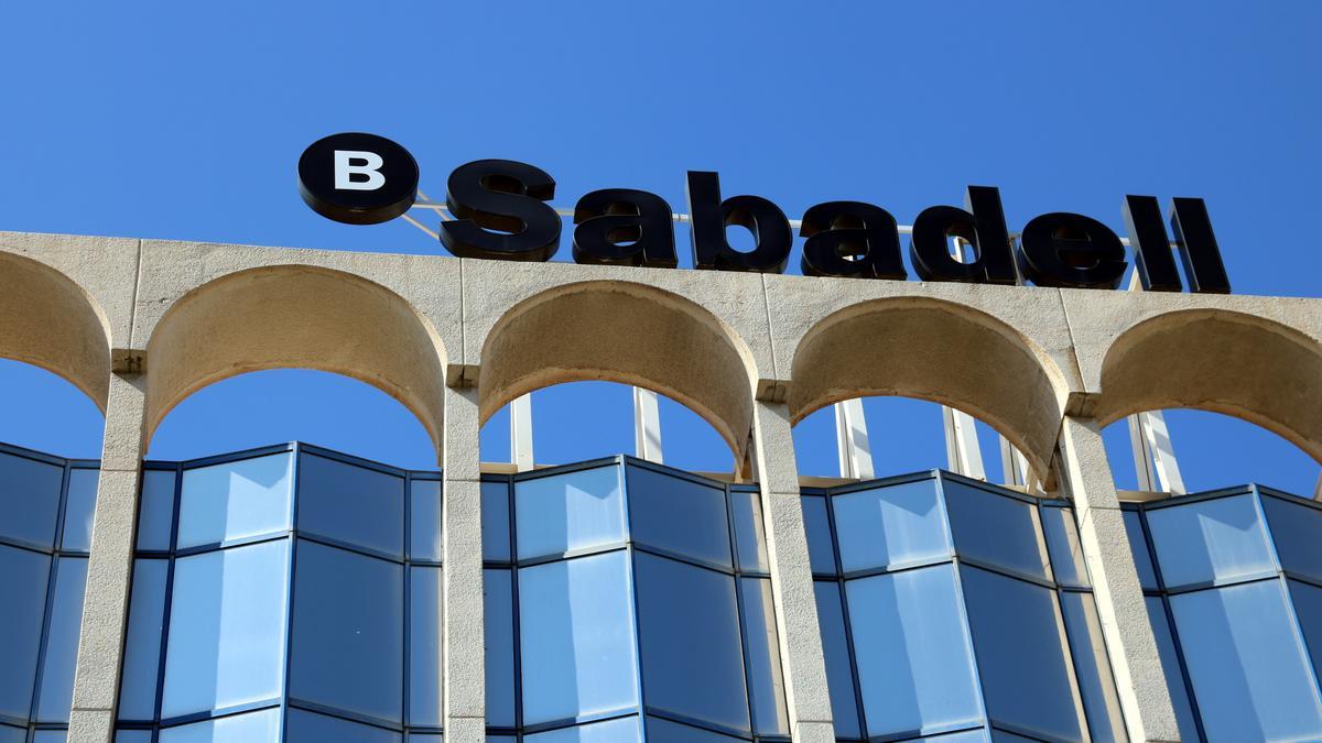 Rètol del Banc Sabadell a sobre de l&#039;edifici d&#039;Alacant, on s&#039;ha decidit traslladar la seu central de l&#039;entitat