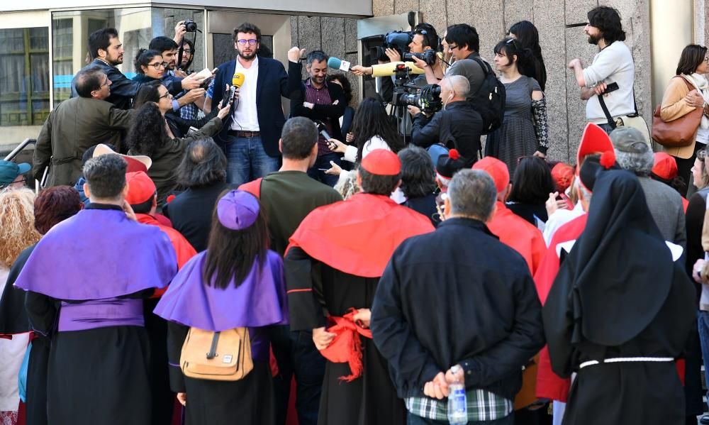 Cinco comparsas coruñesas se concentran en los juzgados de A Coruña antes de la declaración del concejal de Culturas. El alcalde, Xulio Ferreiro, también arropó al edil