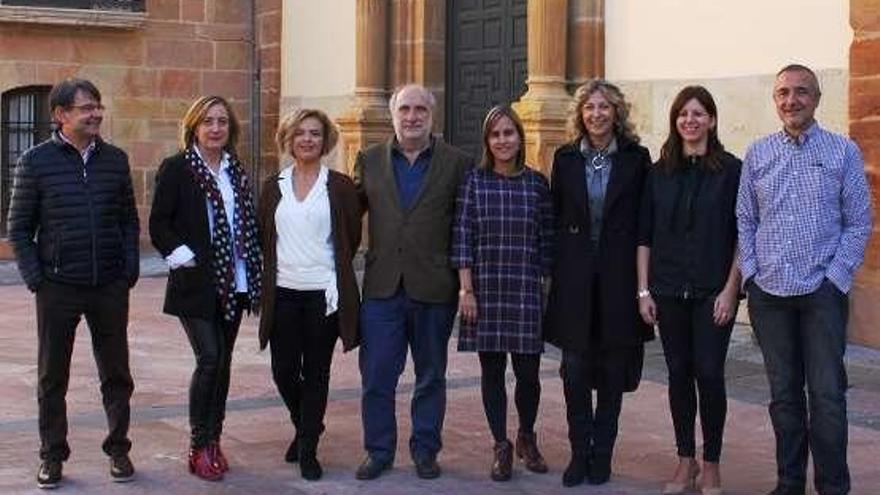 Por la izquierda, Isaac Amigo, Elena García, Concha Fernández, Marino Pérez, Rocío Coto, Ana González, Mercedes Paino y José M. Errasti.