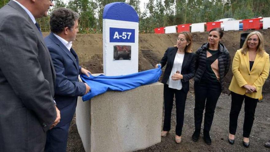 Acto de colocación de la "primera piedra" de la A-57 en Marcón, hace dos meses. // G. Santos