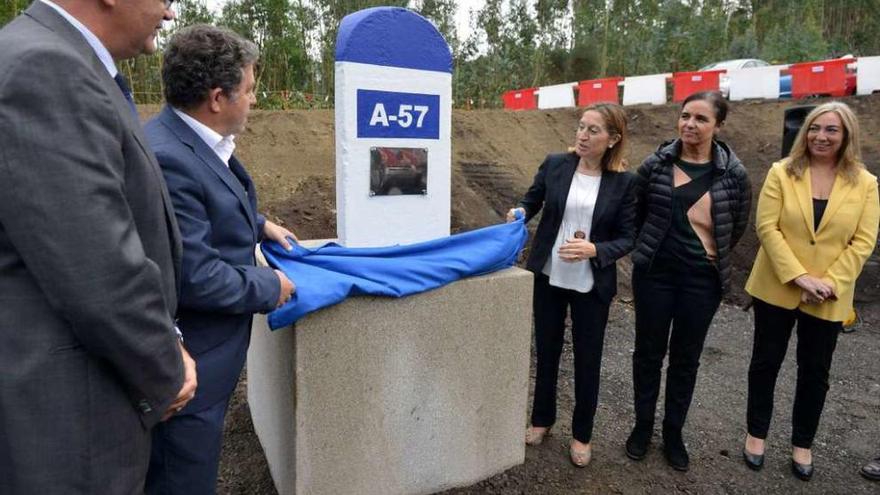 Acto de colocación de la &quot;primera piedra&quot; de la A-57 en Marcón, hace dos meses. // G. Santos