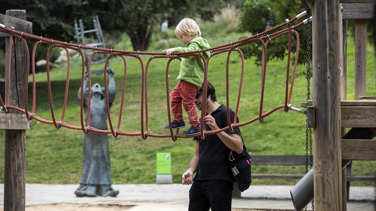 Juegos infantiles en los jardines de Joan Brossa, frente a la escultura dedicada a Charlie Rivel.