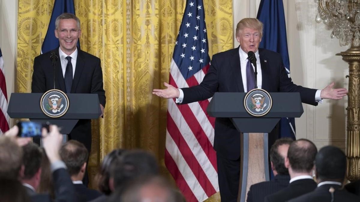 Trump (derecha) junto al secretario general de la OTAN, Jens Stoltenberg, en una conferencia de prensa conjunta en Washington, el 12 de abril.