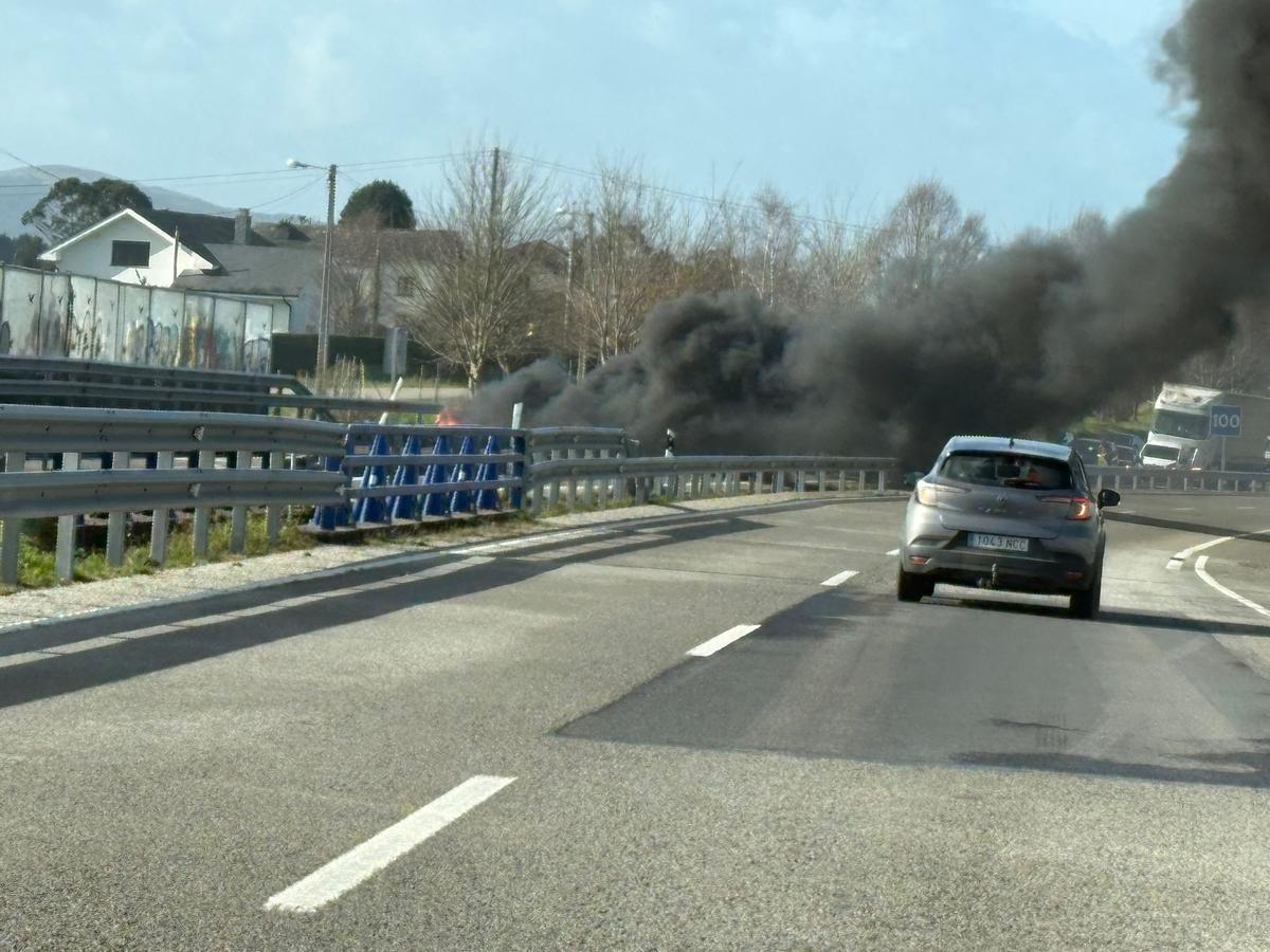 Quema en Canero, en la autovía del Cantábrico.