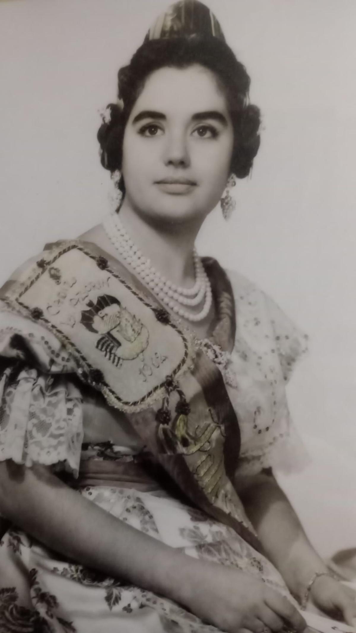 Rosario Gracià, como fallera mayor de Cádiz-Literato Azorín