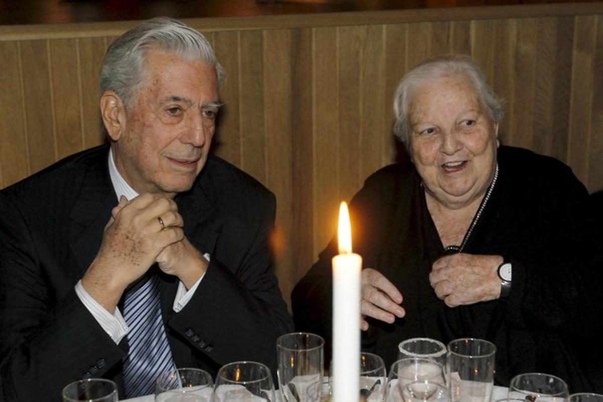 Mario Vargas Llosa y Carmen Balcells, en Estocolmo tras la ceremonia del Nobel de Literatura.