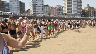 Gijón abarrota San Lorenzo para bailar la danza prima y vibrar con el Restallón: "Es una tradición que no hay que perder"