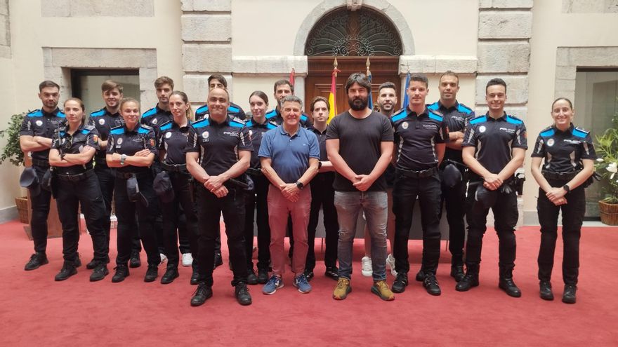 El Ayuntamiento de Llanes refuerza la plantilla de la Policía Local con 12 auxiliares de policía.
