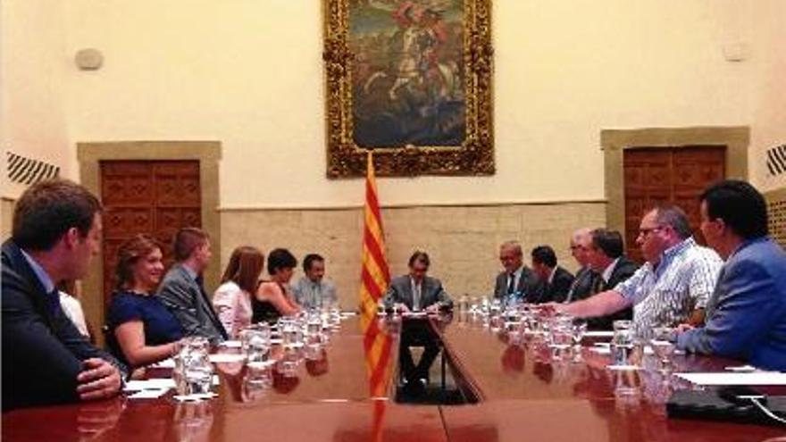 Una imatge de la reunió mantinguda entre el president de la Generalitat i el govern municipal de Roses.