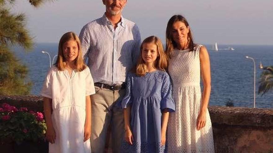 Los reyes y sus hijas, posando en el Palacio de la Almudaina. // Efe